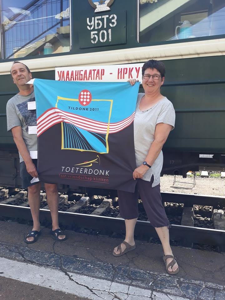 Carinne Dirk Voor De Trein Van Irkutsk Naar Darkhan In Mongolië.
