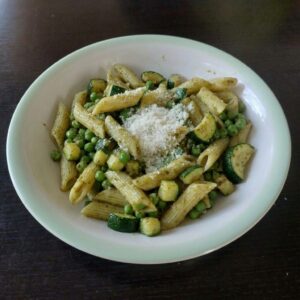 Pasta al pesto con piselli e zucchine